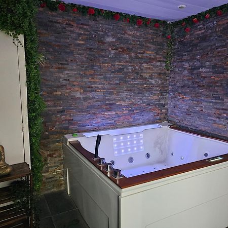 Les Bulles Médiévales: Wellness Apartment with Spa & Sauna Carcassonne Exterior photo